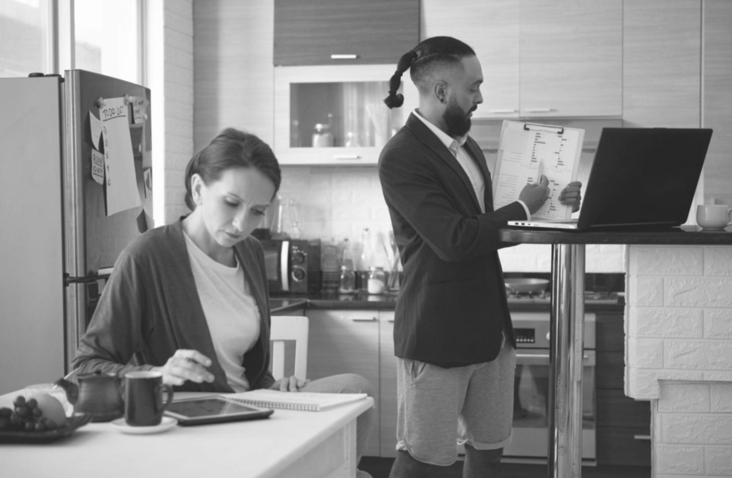 Arbeitsplatz mit Finanzunterlagen und Notizen für strategische Kommunikation